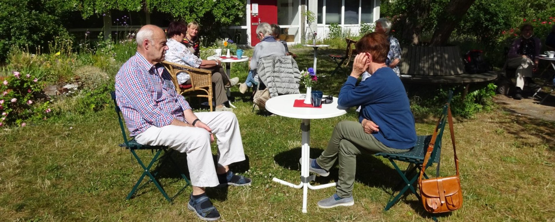 Weitere Gäste im Sommer-Café. Bild Agda von Walter