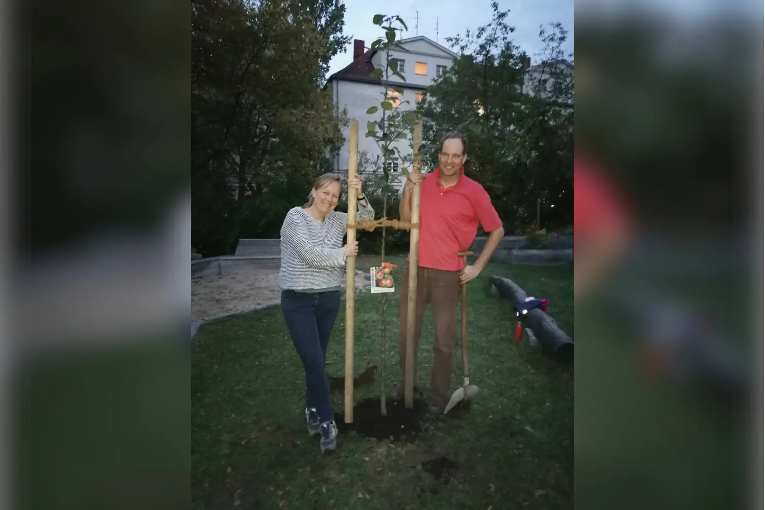 Tina und Tilmann haben einen neuen Apfelbaum gepflanzt | 13.04.2024