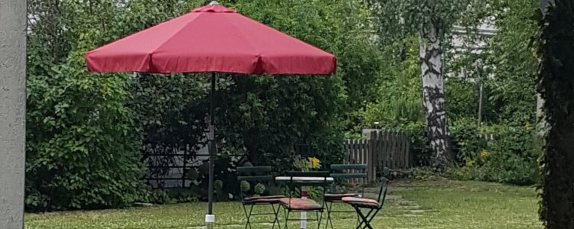 Neuer Sonnenschirm im Sommergarten. Bild jh